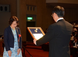 写真：一般表彰者を代表して表彰状を受け取る 加賀谷節子さん