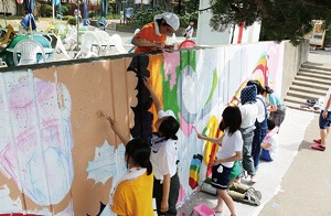 写真：壁画を描いている子ども達