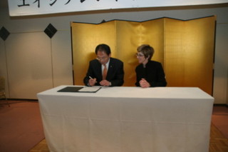 写真：署名する市長の写真