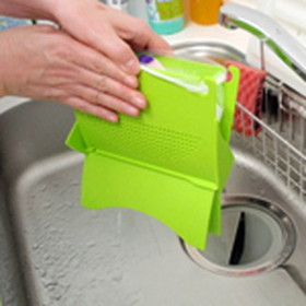 写真：水切り器、生ごみをはさみ水を切るタイプ