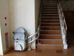 写真：階段と電動いす式昇降機