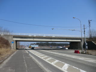 写真：新屋跨道橋の工事着手前の写真
