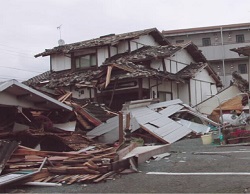 写真：地震により倒壊した家屋