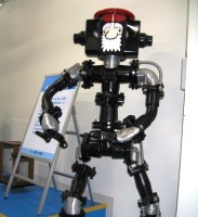 写真：水道管でできたロボット