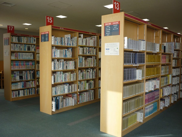 写真:利用者用の蔵書検索機(手前)と一般コーナー(奥)利用者用の蔵書検索機(手前)と一般コーナー(奥)
