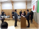 写真：修了証授与4