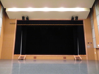 施設写真：地域文化ホール（ホール後方からステージに向かって撮影）