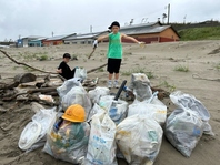 写真：下浜海水浴場の清掃活動の様子