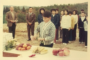 写真：昭和48年の「動物慰霊祭」での献花