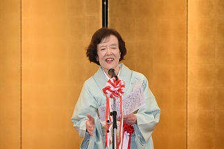 写真：被表彰者代表挨拶をする足達　清賀さん