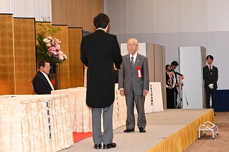 写真：一般表彰者を代表して表彰状を受け取る遠藤　欽一さん