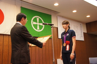 写真：表彰状授与