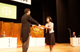 写真：一般表彰者を代表して表彰状を受け取る奥山彌佐子さん