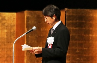 写真：秋田県知事の祝辞（牧野企画振興部次長代読）