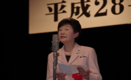 写真：被表彰者代表挨拶をする野中歌子さん