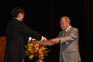 写真：小林市議会議長の祝辞一般表彰者を代表して表彰状を受け取る三平光一さん