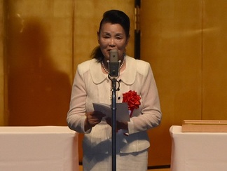 写真：被表彰者代表挨拶をする伊藤武子さん