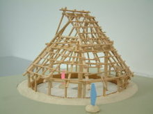 写真：竪穴住居構造模型