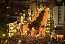 写真：夜の秋田竿燈まつり