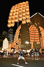 写真：夜の秋田竿燈まつり