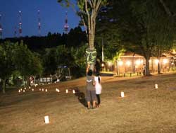 写真：夜の動物園での灯ろう