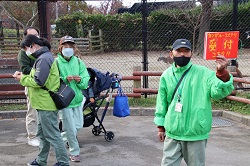 画像：カンガルーのエサやり体験サポート