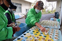 写真：サル山のエサ準備作業