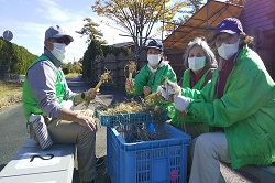 画像：ヤギのエサやり体験サポート