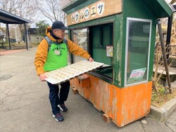 画像:サル山のエサやり体験のサポート