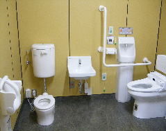 写真：多目的トイレ