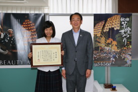 写真：菅きらりさんと穂積市長