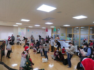写真:12月18日活動風景・ダンス「サンタが街にやってくる」