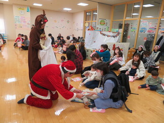 写真:12月18日活動風景・サンタさんからプレゼント