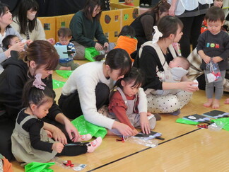 写真:10月30日活動風景・バッグとマント作り