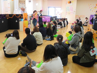 写真:10月30日活動風景・ブラブラシアター「ゆらりんおばけ」