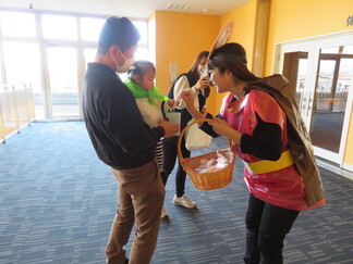 写真:10月30日活動風景・ハロウィンパレードにお出かけ