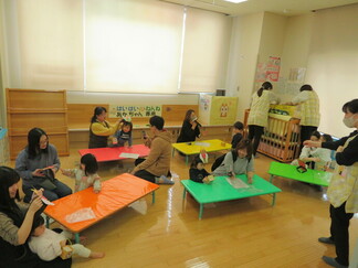 写真：1月29日活動風景・鬼の顔や身体を作りました。