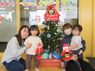 写真：12月4日活動風景・キタスカのツリーと一緒に記念写真