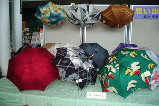写真：着物で作る日傘展示