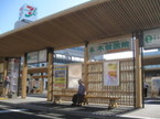 写真：秋田駅前西口バス乗り場のベンチ