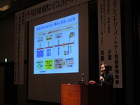 写真：秋山先生　講演の様子2