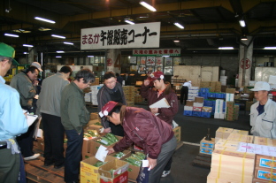 青果部のせり売りのようす