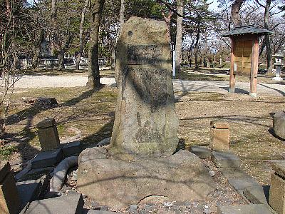 写真：報恩碑