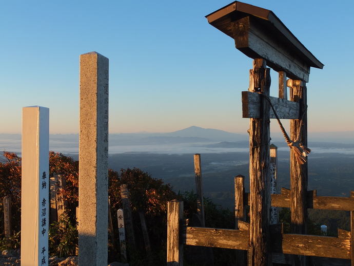 写真：山頂から見る鳥海山