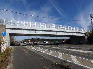 写真：新屋跨道橋の工事着手後の写真