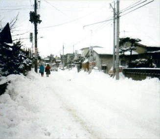 写真：融雪溝ができる前の道路状況