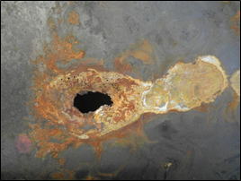 写真：地下貯蔵タンク等が腐食劣化している様子2