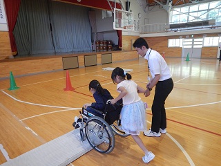 車いす体験の様子