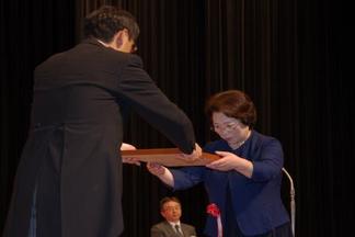 写真：一般表彰者を代表して表彰状を受け取る木山　美佐子さん