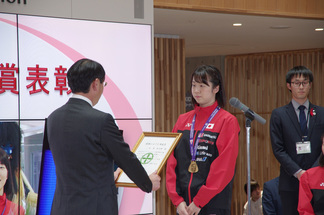 写真：永原さんへ表彰状授与